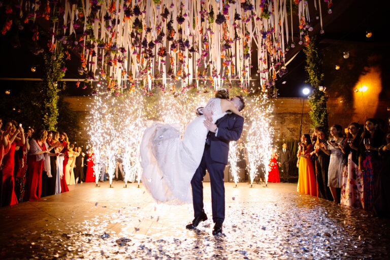 Primer baile de una boda destino en los jardines de Antigua Hacienda