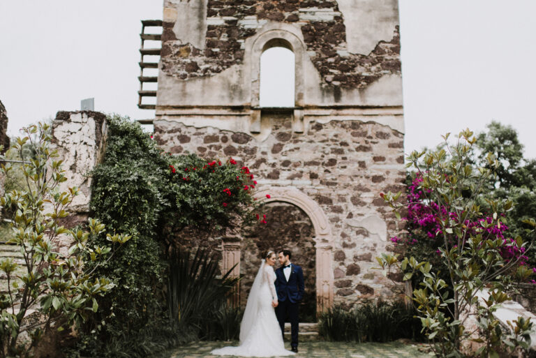 Pareja en los arcos de la hacienda histórica donde se celebran bodas destino en Guanajuato México
